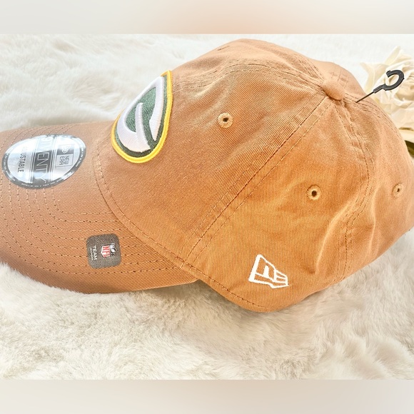 New w/tags GREEN BAY PACKERS HAT Adjustable. BEIGE with Green, white & gold logo - Picture 3 of 7